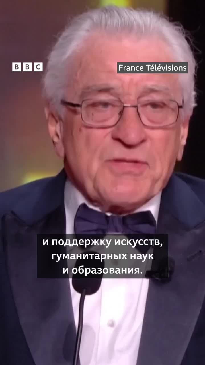 Səhnədə Trampı tənqid etdi