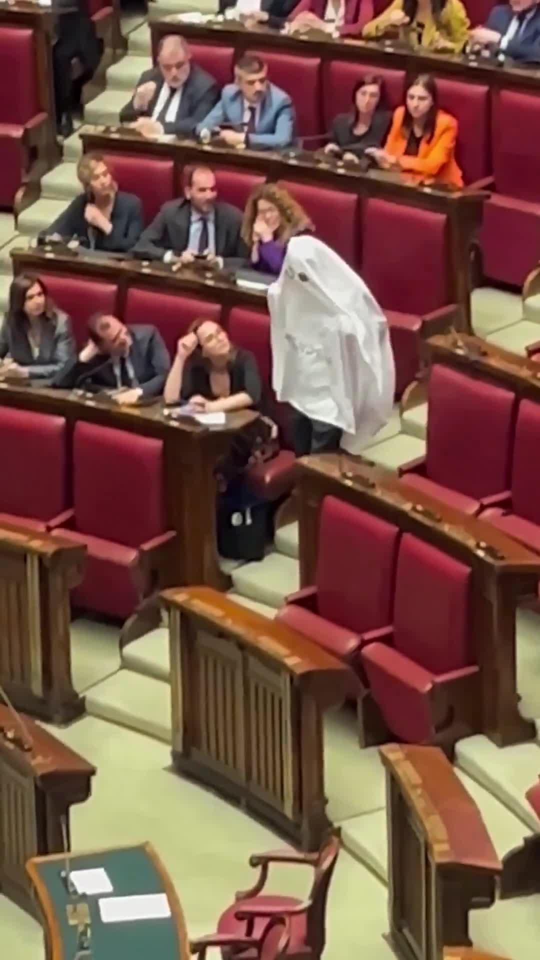 Başına çarşaf keçirib baş naziri qorxutmaq istədi