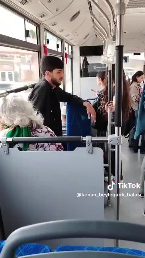 Bakıda avtobusda əlibıçaqlı qadın təhlükə yaratdı