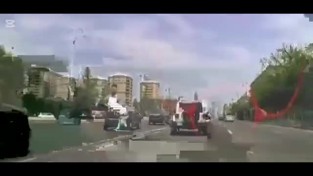 Skuter sürücüsü yolda təhlükə yaratdı