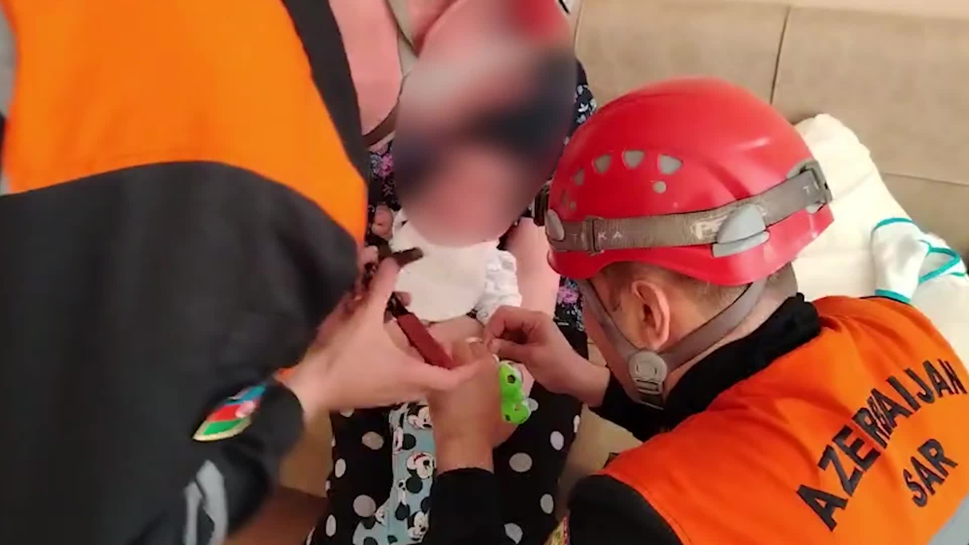 1 yaşlı körpənin əli oyuncaqda sıxılıb qaldı