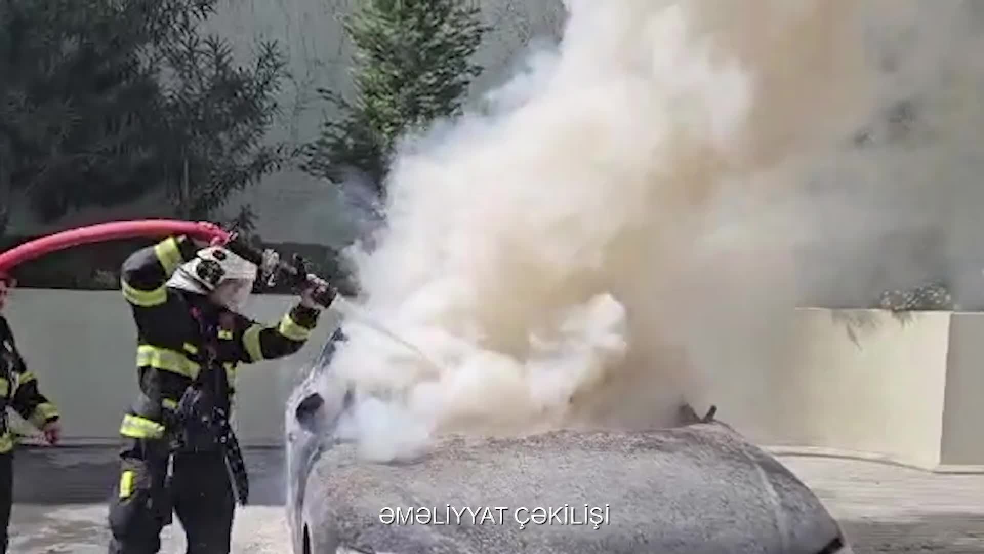Bakının mərkəzində maşın kül oldu