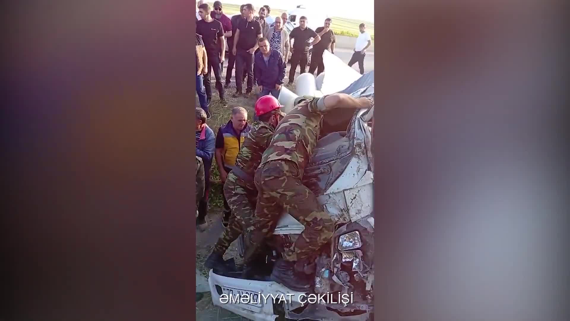  Qəzadan sonra maşında sıxılı qalan sürücü belə xilas edildi