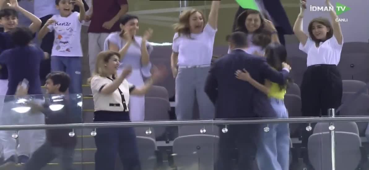 Dövlət rəsmiləri milli komandanın oyununu izlədi