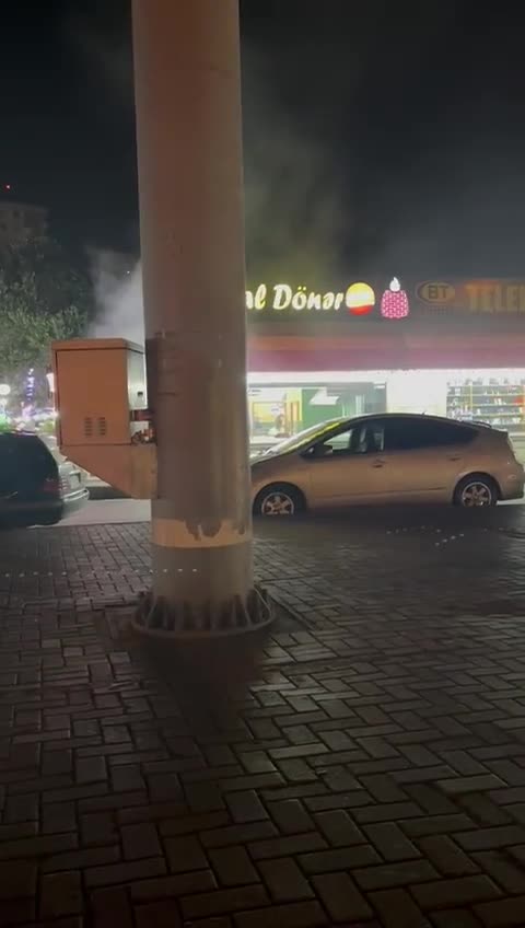 Metro çıxışında kababın tüstüsü aləmi bürüdü