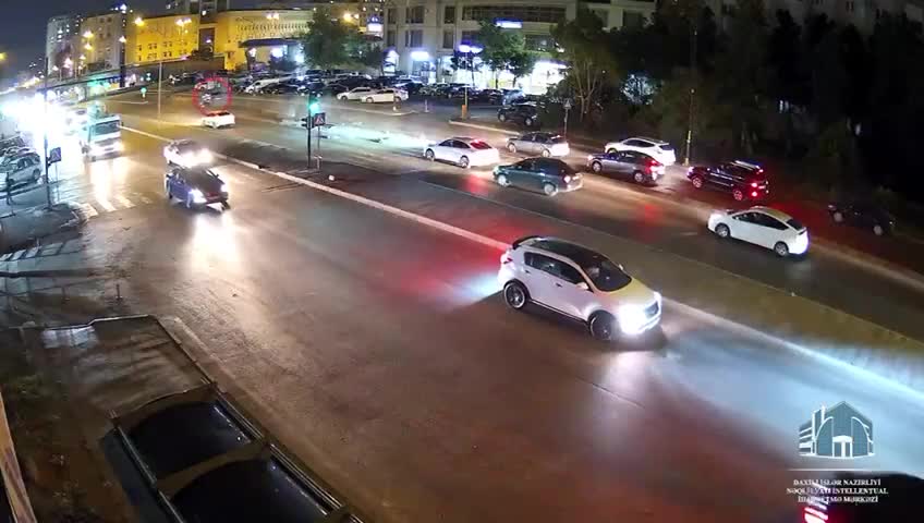 Piyada svetoforunu sıradan çıxardı