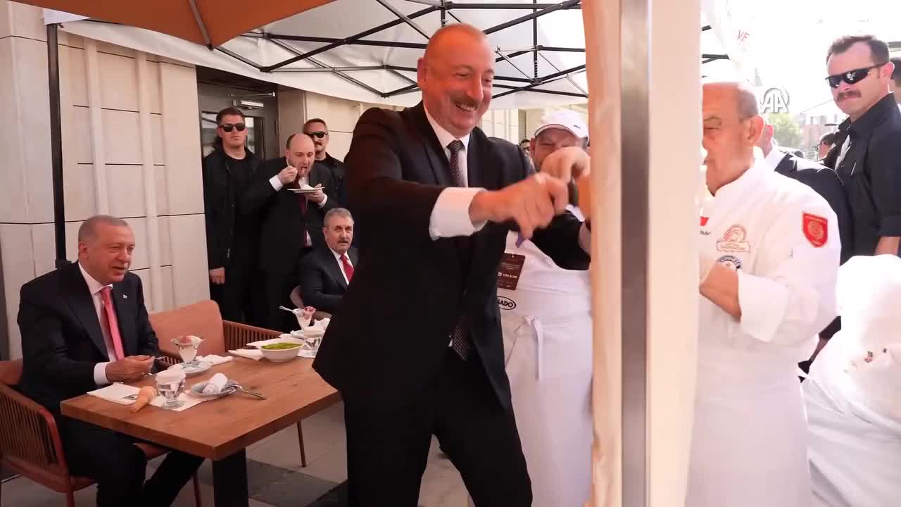 Prezident türklərin məşhur dondurmasından yedi