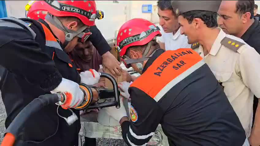 Ağdamda uşaq vedrənin içində qaldı, köməyə FHN gəldi