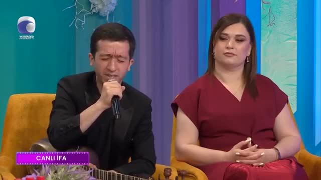 Efirdə oğlunun ifasına kövrəldi