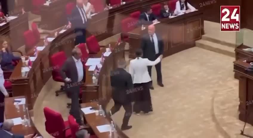 Ermənistan parlamentində dava 