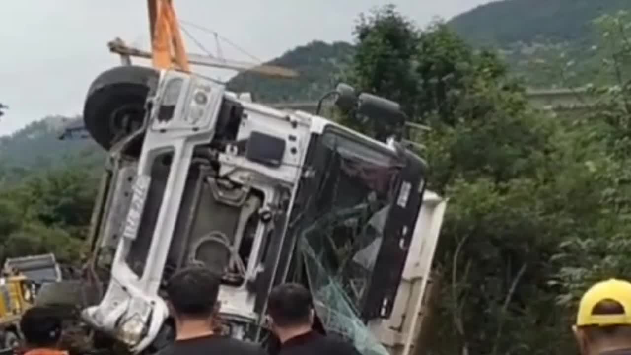 Laçında şirkət maşını dərəyə aşdı