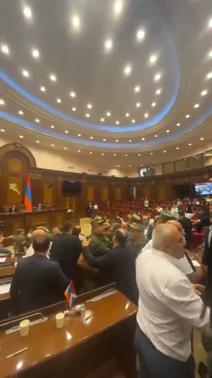 Ermənistan parlamentində növbəti dava