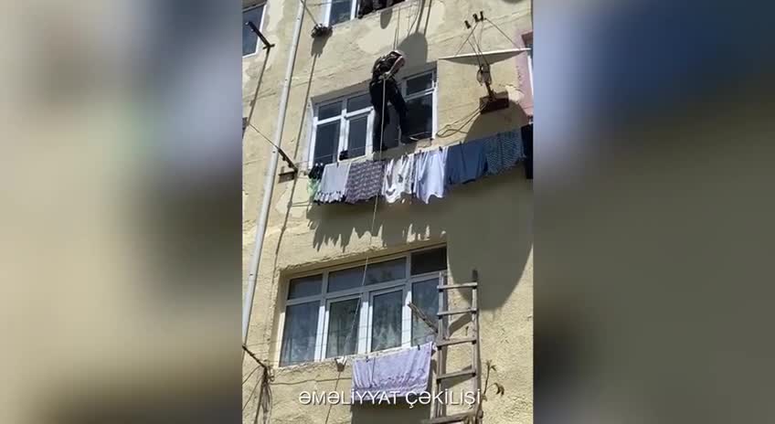 Köməksiz vəziyyətdə qalan azyaşlı xilas edildi