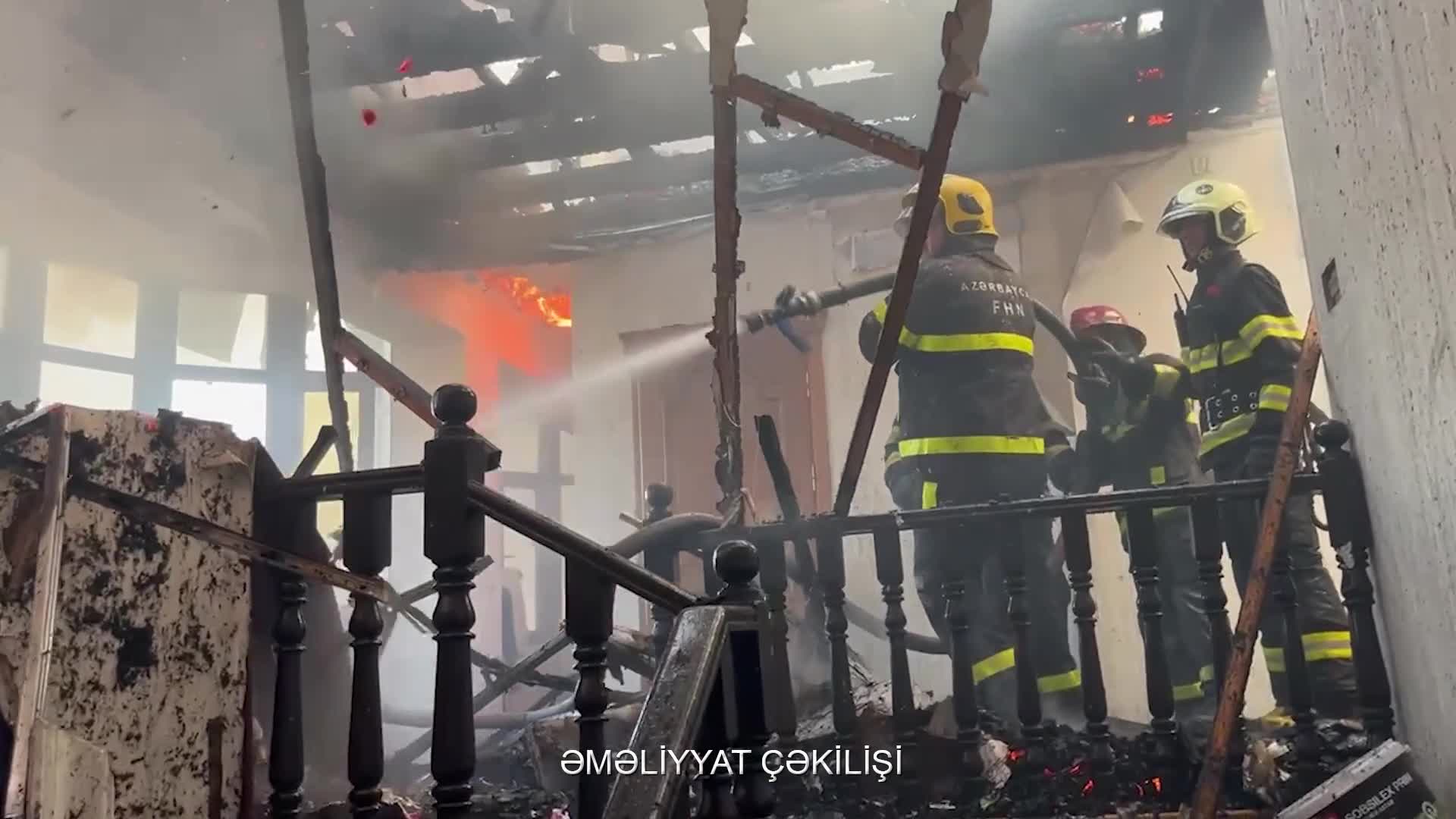 Binəqədidə ikimərtəbəli evdə yanğın