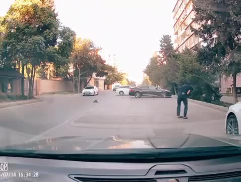Qaydaları pozan avtomobil mopedi vurdu