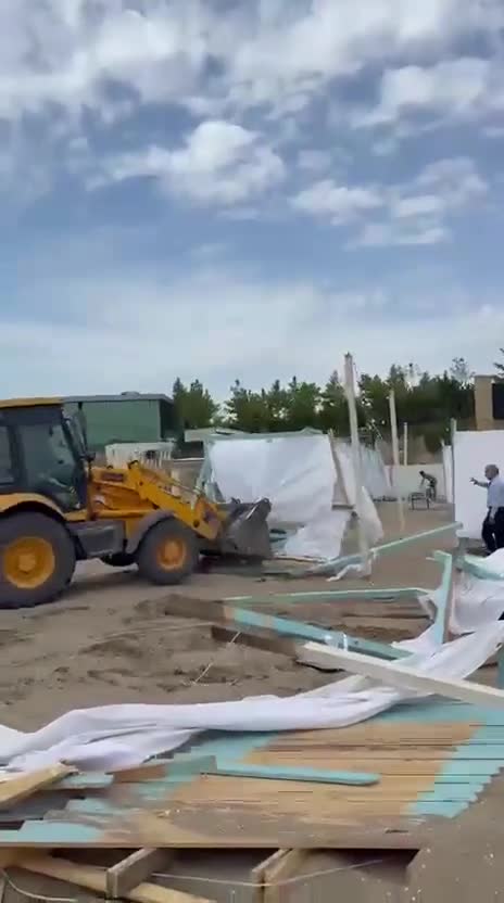 Qazinin çimərliyini niyə söküblər?