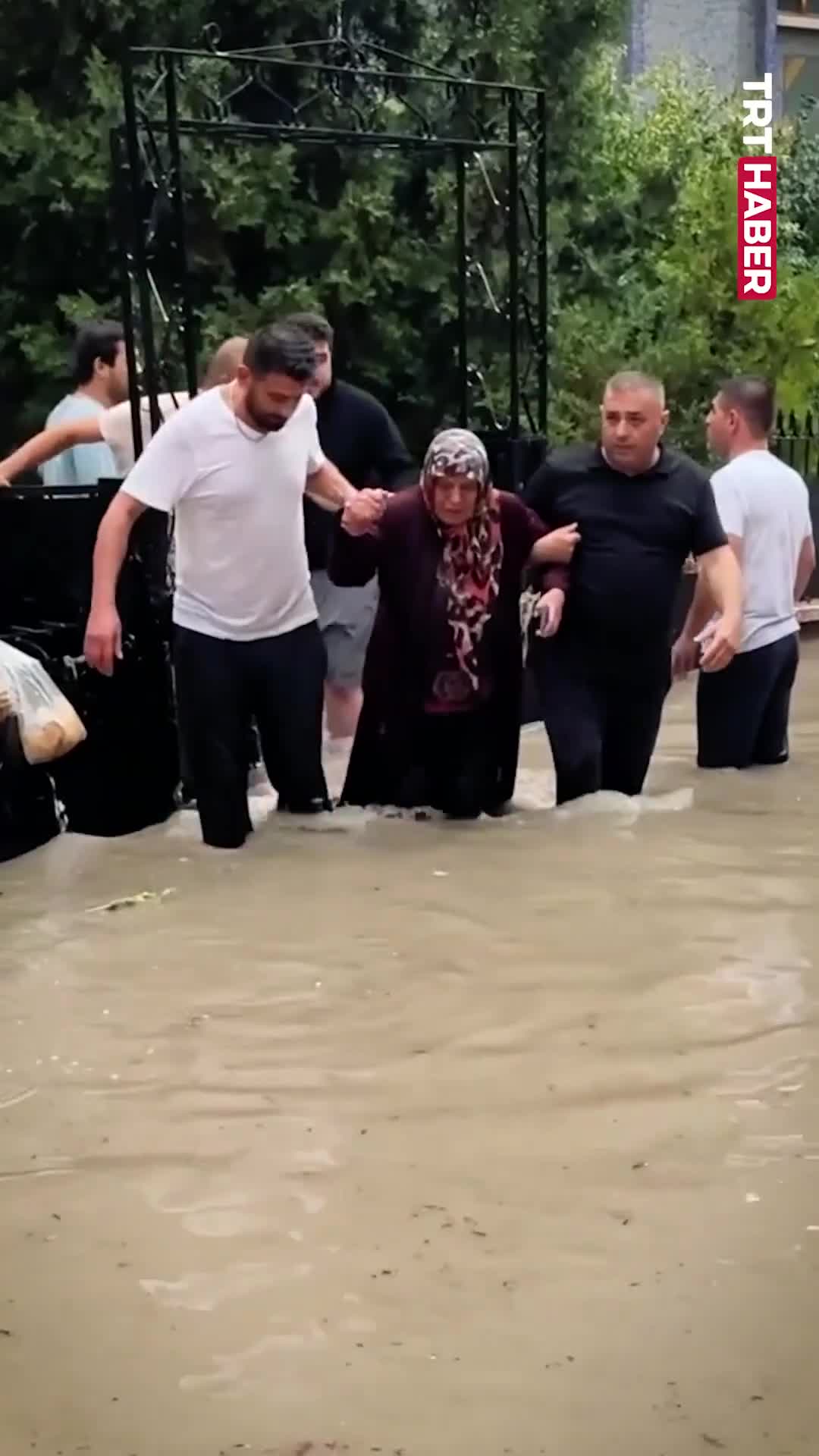 Güclü yağış Ankarada həyatı iflic etdi