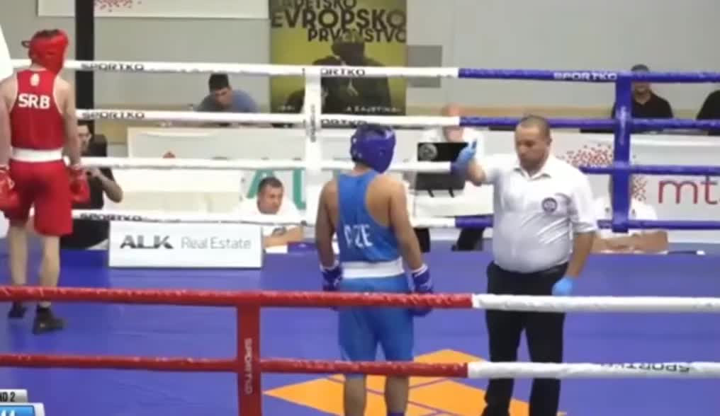 Azərbaycanlı məşqçi rinqdə hakimin boğazından yapışdı