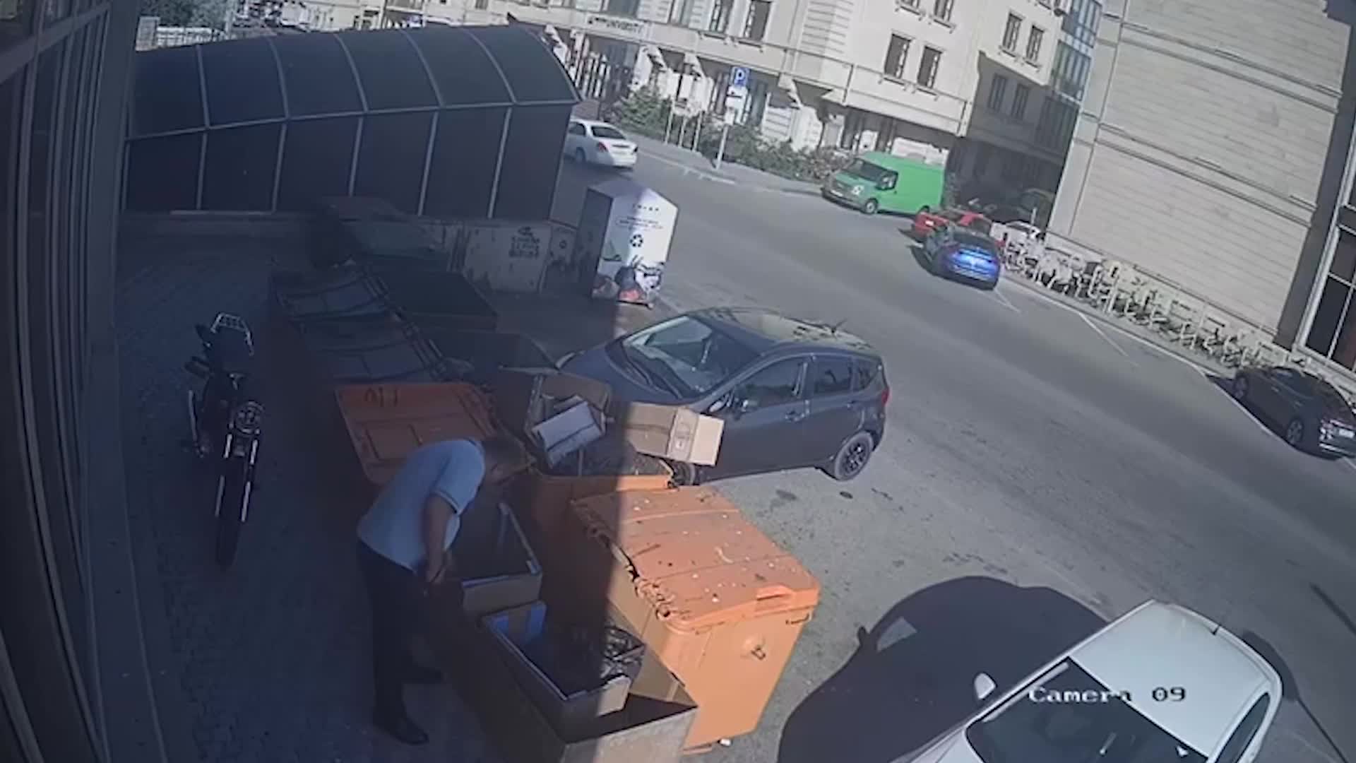Çəkdiyi siqareti karton qutuya atdı, yanğın oldu