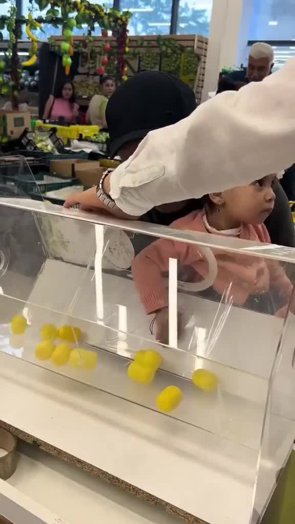 Balacanın ailəsinə soyuducu qazandırması gündəm oldu