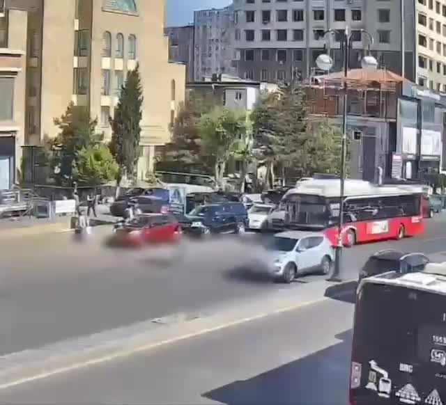 Bakıda iki nəfəri maşın vurdu