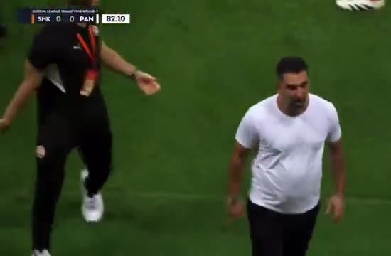 Arda Turan hakimə hücum etdi