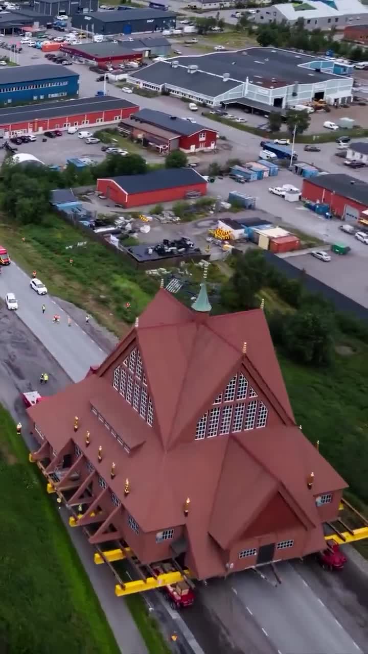 Tarixi kilsəni sökmədən yerini dəyişdilər