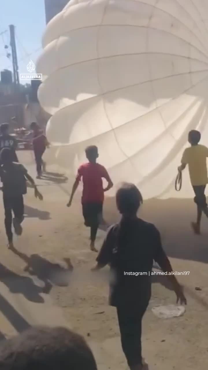 Humanitar yardım gətirən paraşütlə əyləndilər