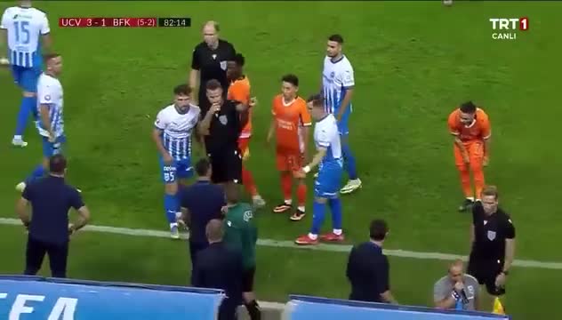 Hakim spikerə qırmızı vərəqə göstərdi
