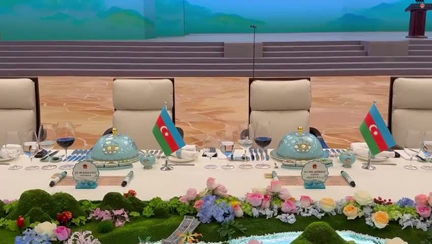 Ziyafətdə Prezident və xanımı üçün ayrılan masa