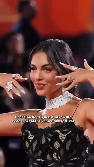 Corcina 82-ci Venesiya Film Festivalında da üzüyünü göstərdi