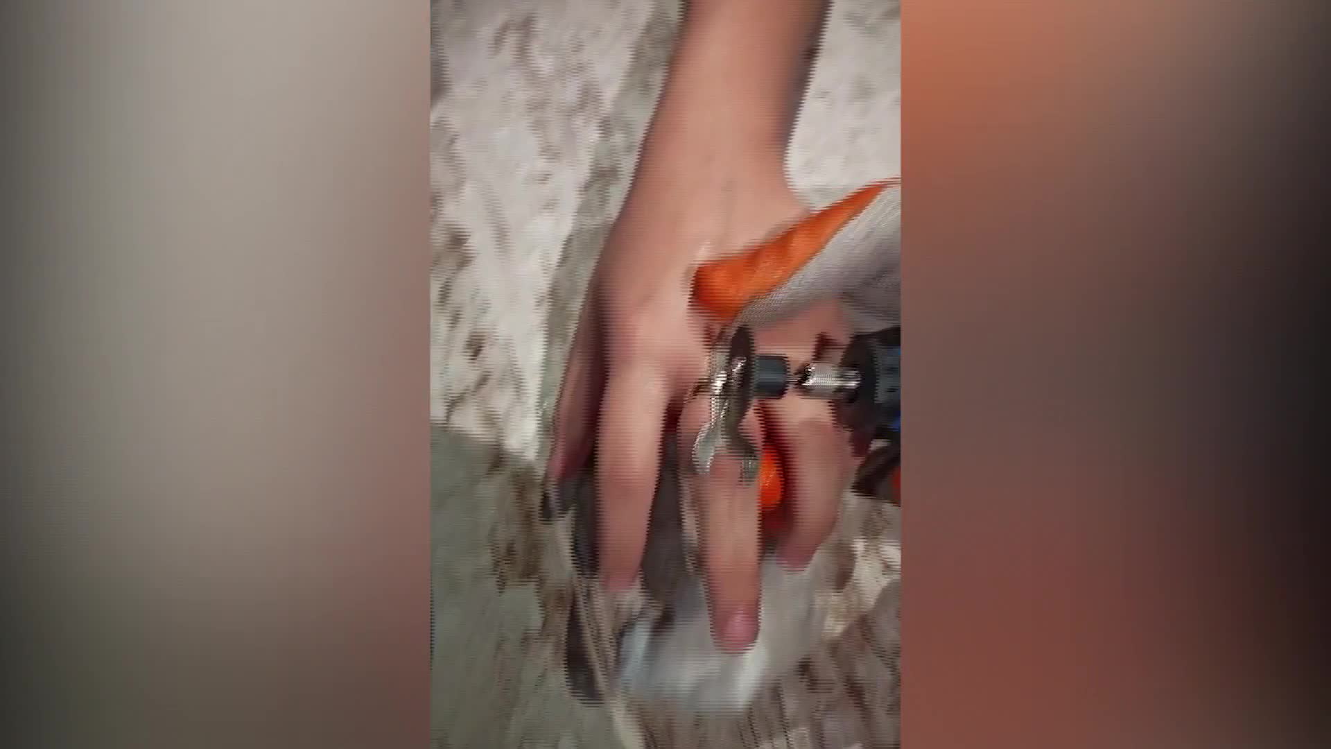 Qəza edən avtomobil iki yerə bölündü