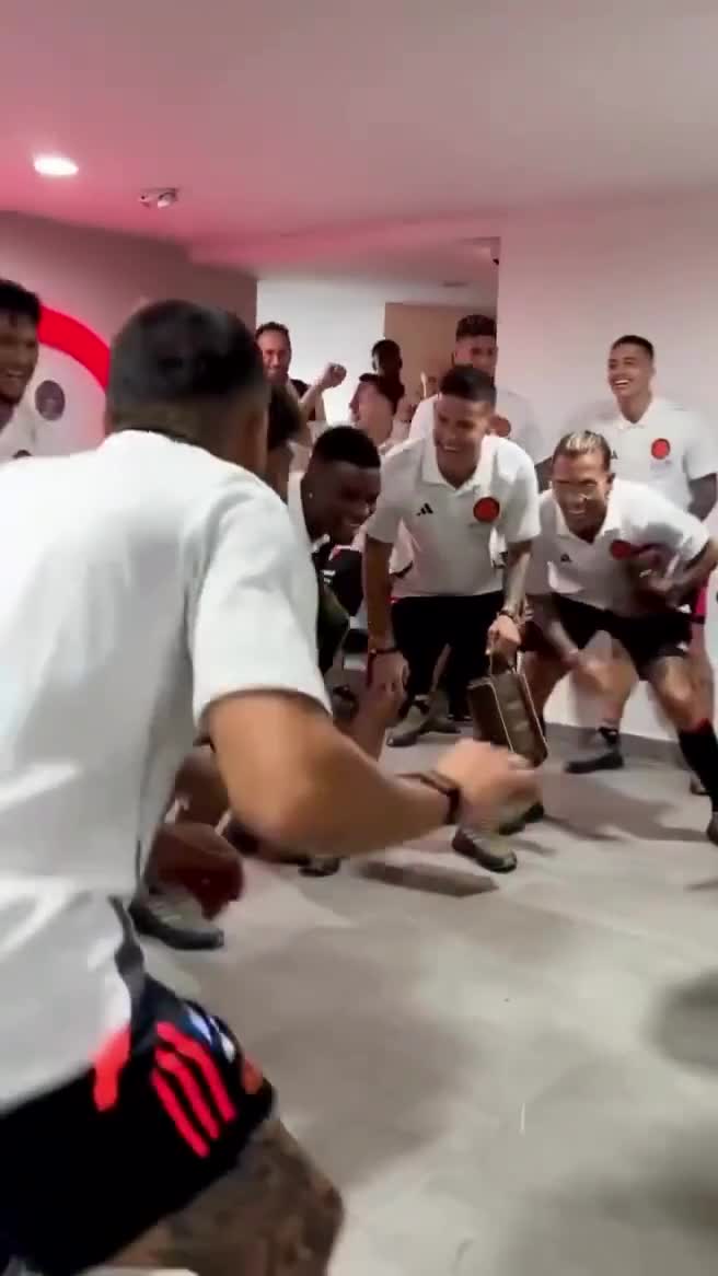 Kolumbiya millisi qələbəni belə qeyd etdi