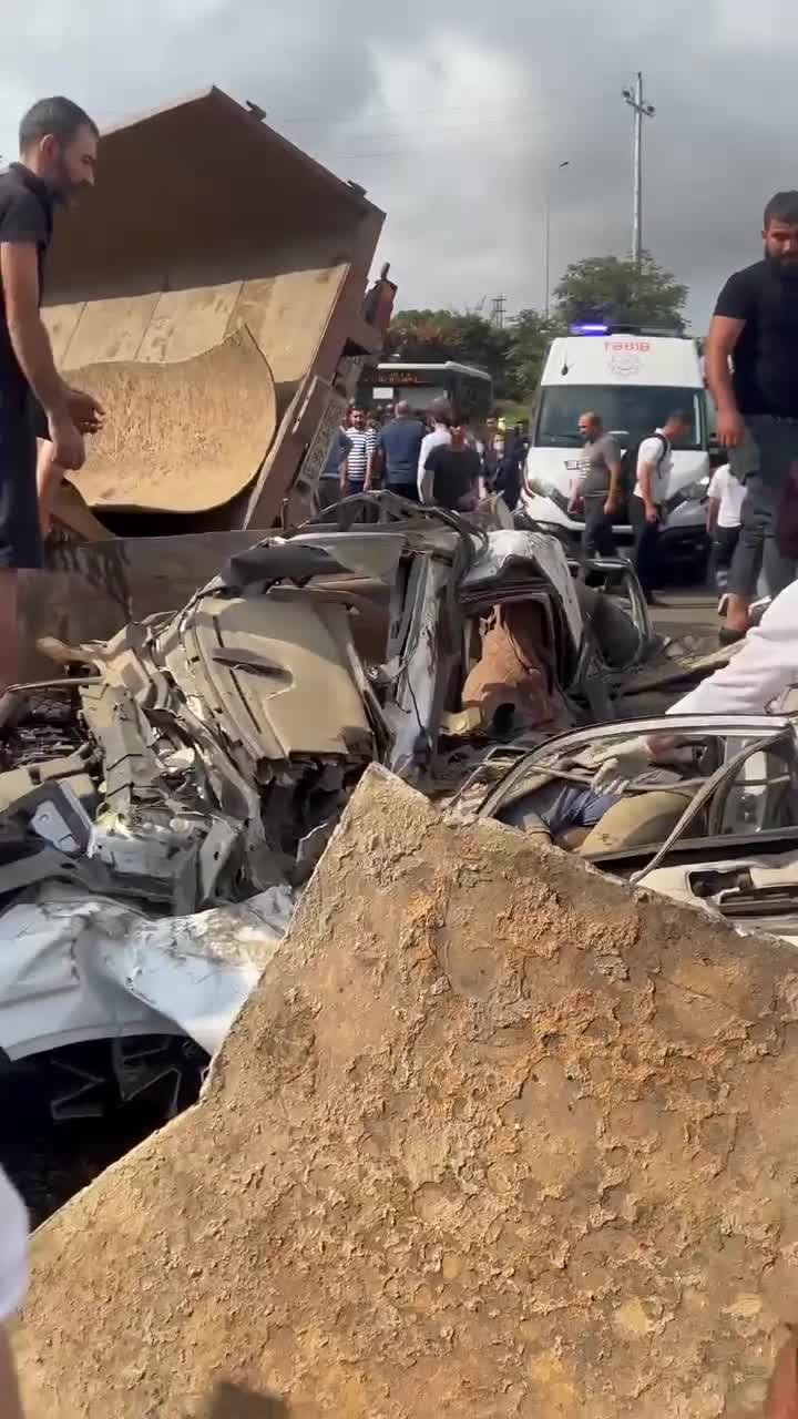 Bakıda “KamAZ” avtomobilin üzərinə aşdı