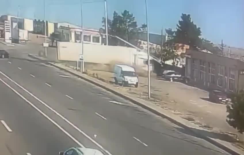 TIR magistralda qarşı yola girib mağazaya çırpıldı