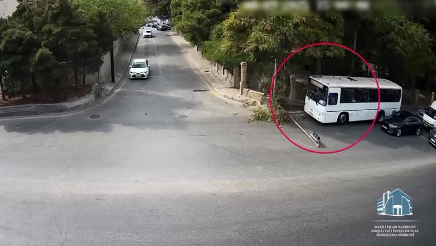 Avtobusu elə sürdü ki, işıqforu kökündən çıxardı