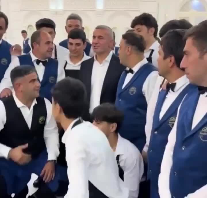 Qurban Qurbanovla ofisiantların səmimi görüntüləri