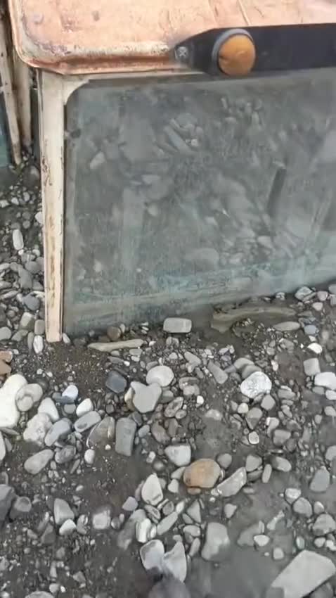 Ağdaşda sel gəldi, traktorlar çınqıl altında qaldı