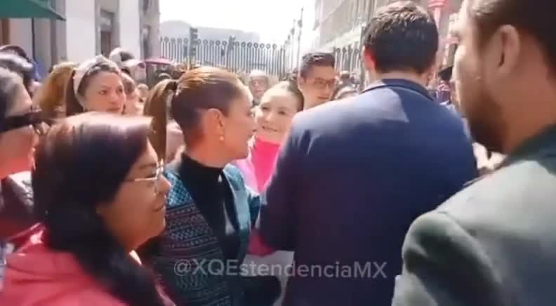 Prezidenti öpməyə çalışdı