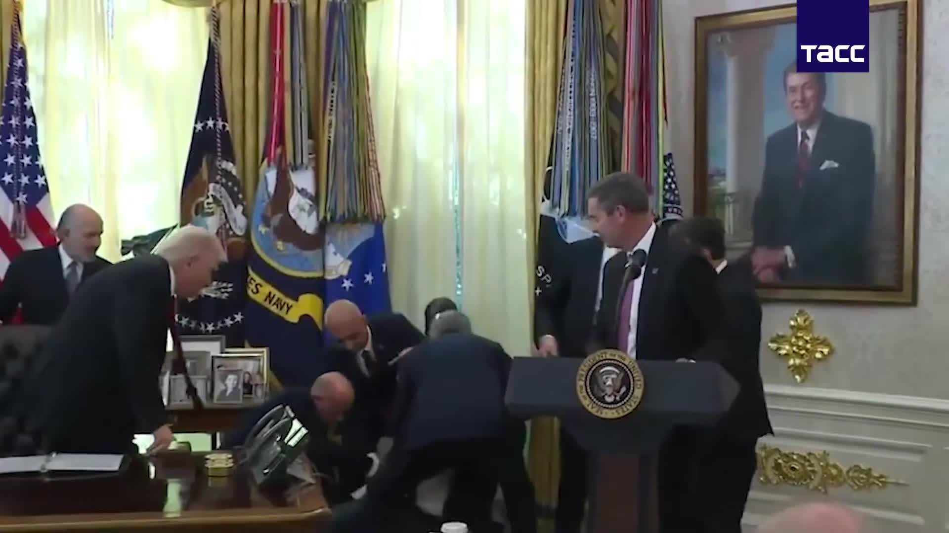 Ağ Evdə ürəyi getdi, Tramp təşvişə düşdü