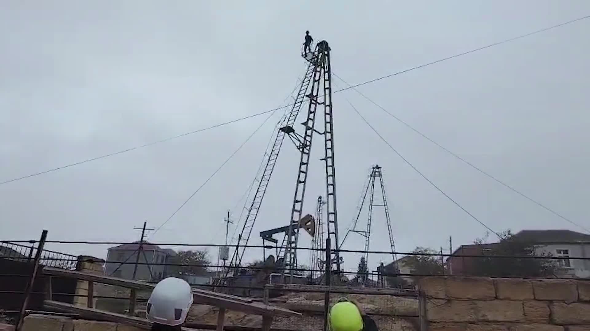 Qülləyə çıxan 18 yaşlı gənc xilas edildi