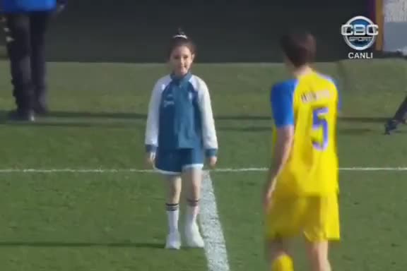 Topa ilk toxunuşu Nilay etdi