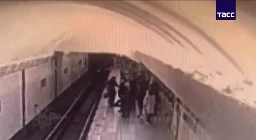 “Sakit ol!” dedi, sonra itələdi