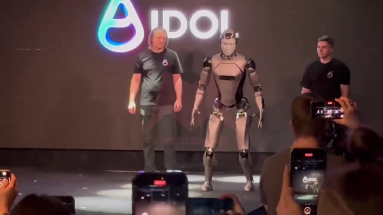 Rusiyanın ilk humanoid robotu səhnədə yıxıldı