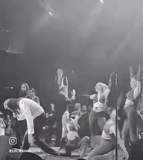 Çelik səhnədə yıxıldı