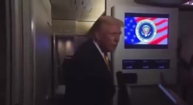 Trampdan jurnalistə sərt reaksiya - “Sakit ol, donuz”