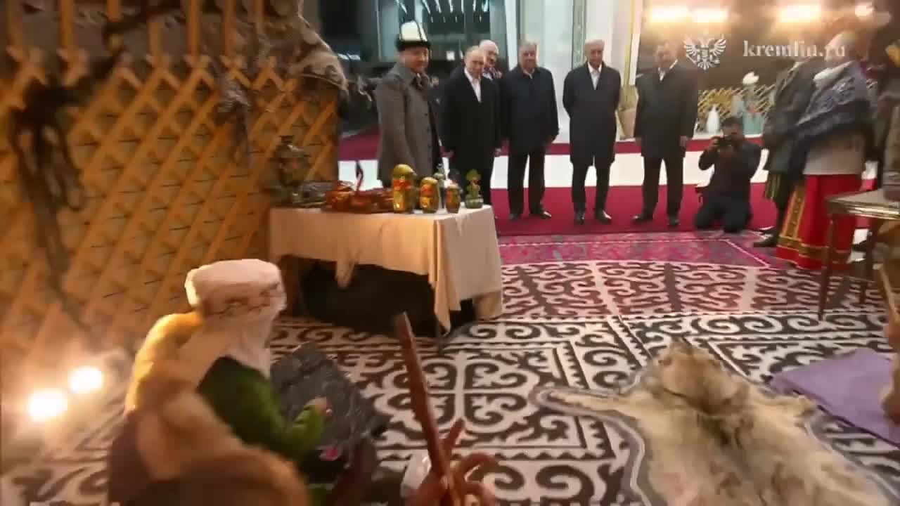 Putin komuzda ifa etdi