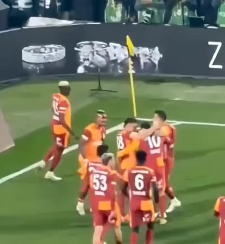 Tribunadan atılanlar "Qalatasaray" futbolçusunun gözünə dəydi