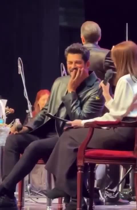 Başına tac qoyub kral etdilər