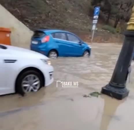 Bakı küçələrini yenə su basdı